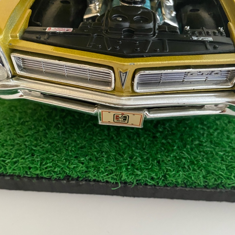 SOLD MAISTO 1965 Pontiac GTO Hurst Edition Convertible Gold 1:18 Diecast Collect - Picture 8 of 11